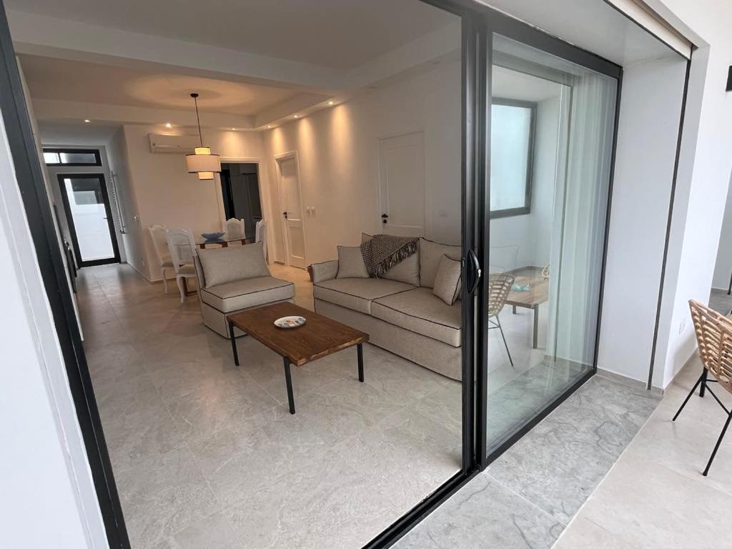 Ruang duduk di Beautiful beachfront apartment