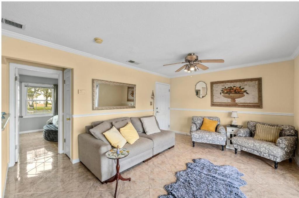 Χώρος καθιστικού στο Hidden Gem on bay front