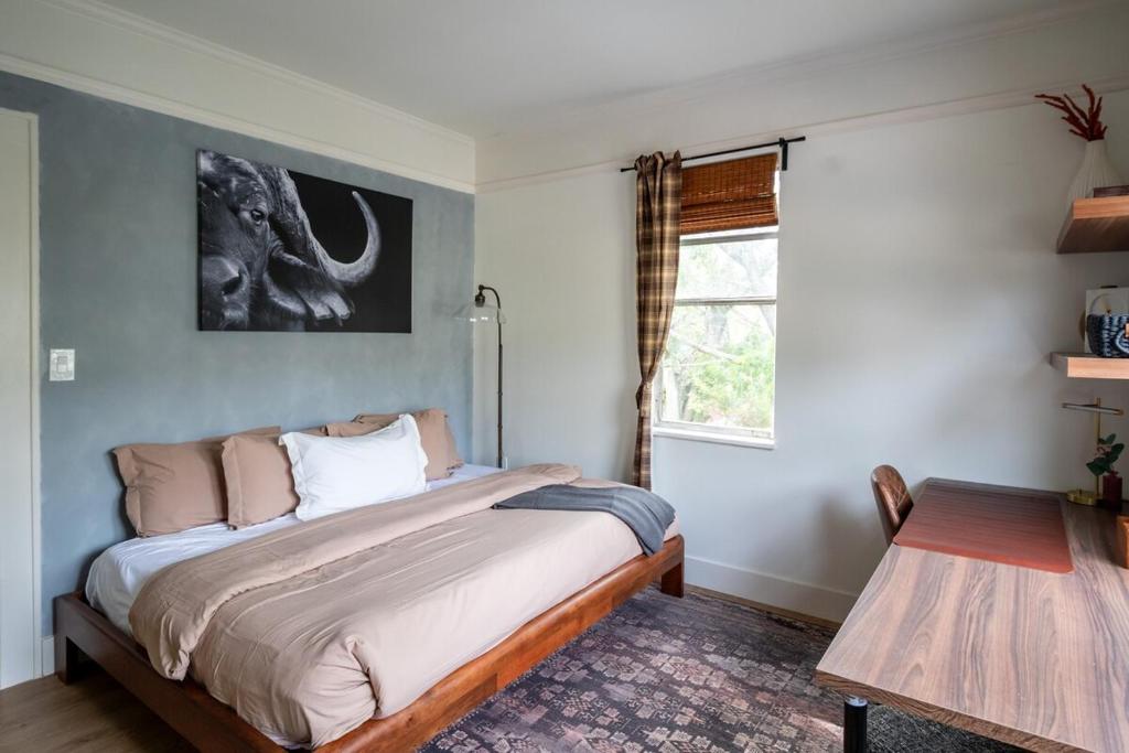 Un dormitorio con una cama y una ventana en Cozy 2br 5 mins drive to the beach j6, en Hollywood