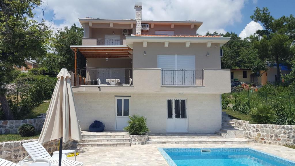 eine Villa mit einem Pool und einem Haus in der Unterkunft Villa Soleada in Herceg-Novi
