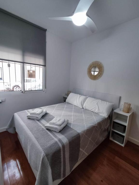a bedroom with a bed with two towels on it at Benimaclet Habitacion con Baño in Valencia