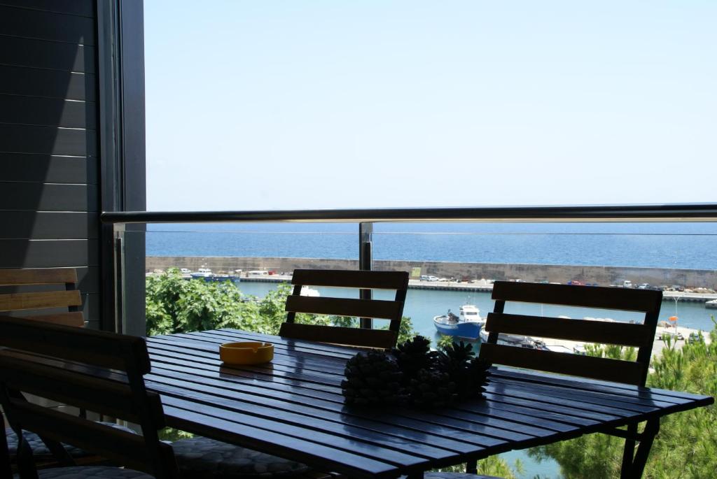 una mesa con 2 sillas y vistas al agua en MedSea MIrador, en L'Ametlla de Mar