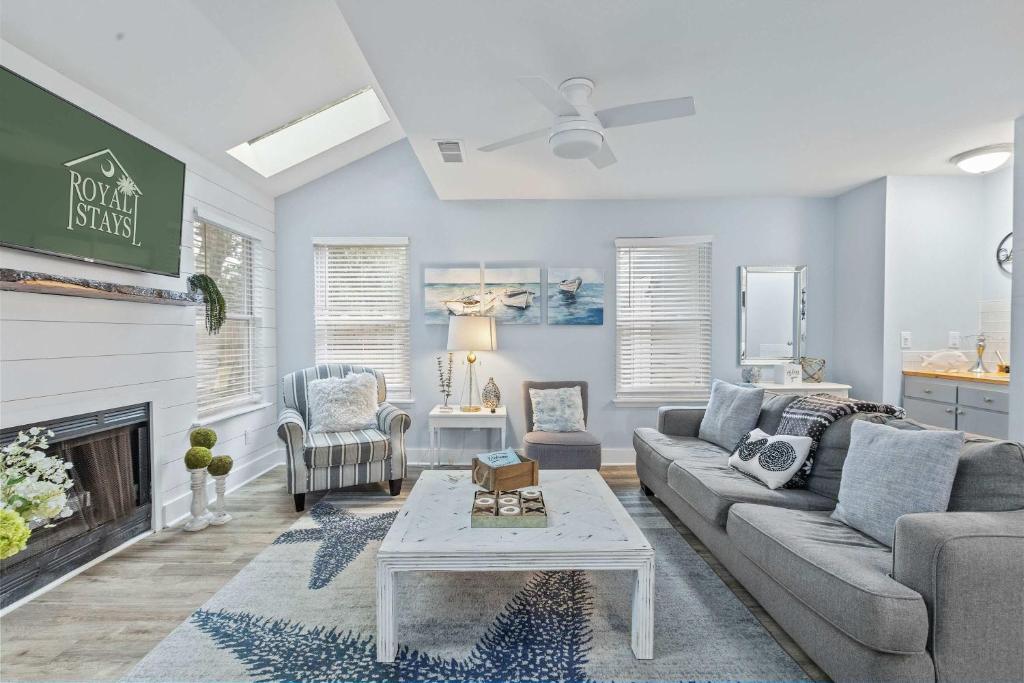 Coastal Haven 5 mins to Beach 15 mins to dtwn في تشارلستون: غرفة معيشة مع أريكة ومدفأة