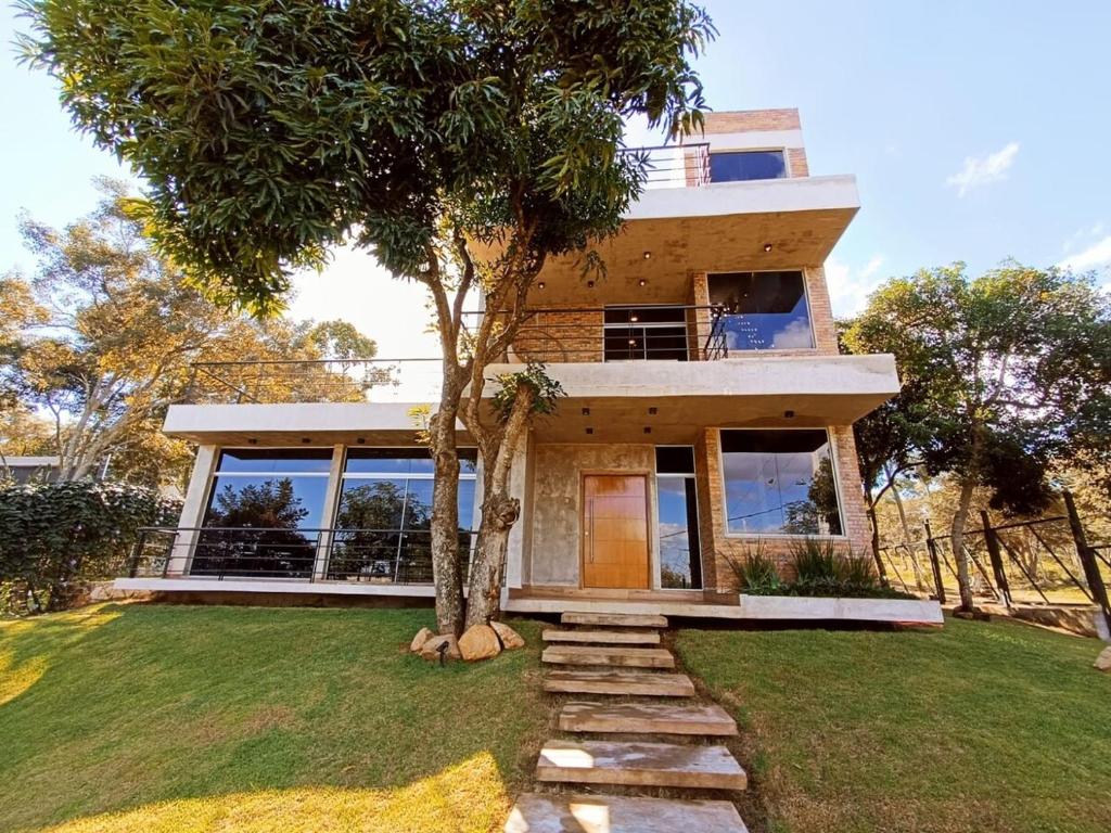 サン・ベルナルディーノにあるCasa Vacacional, Anfiteatro San Bernardinoの前方に木のある家