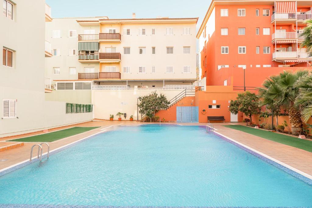 an empty swimming pool in an apartment building at Profithome-Punta Larga in Candelaria