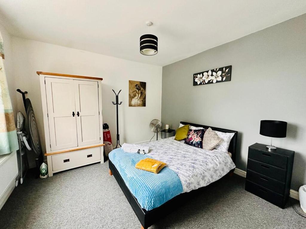 Willenhallにある#56 Stylish 4-Bed House Free Parking Near Shopsのベッドルーム1室(ベッド1台、白いキャビネット付)