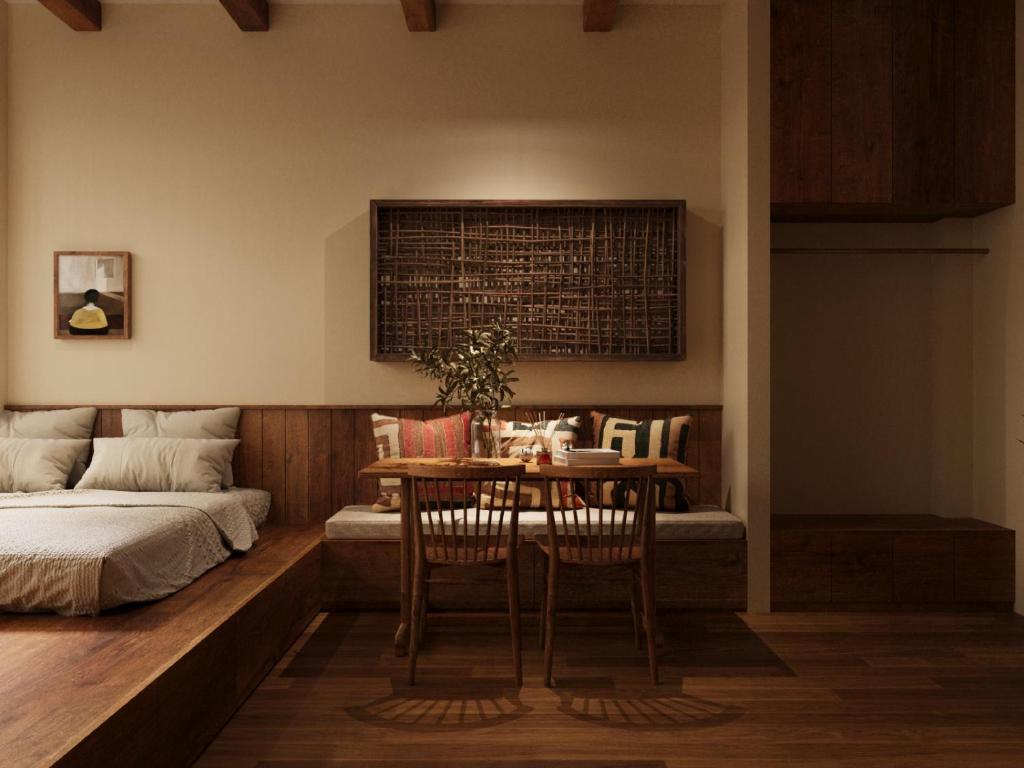 ハノイにあるVilla Céleste Elegance-Central French Charm-Jacuzzi-Free Airportのテーブルとベッドのあるダイニングルーム
