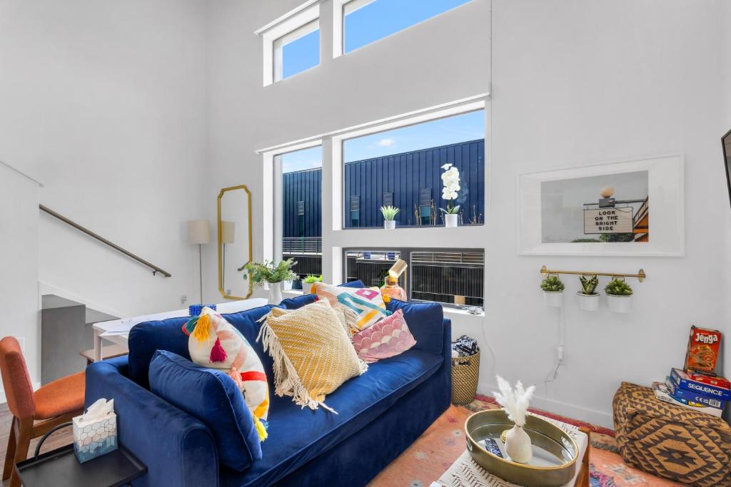 un soggiorno con divano blu e cuscini di Austin Stylish Studio ad Austin