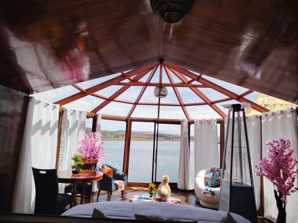 a room with a large gazebo with a large window at Sky Domo Titicaca Lodge in Puno