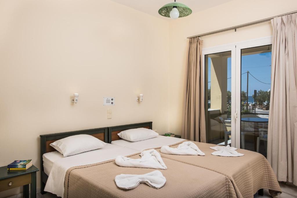 Postel nebo postele na pokoji v ubytování Mythos Beach Hotel Apartments