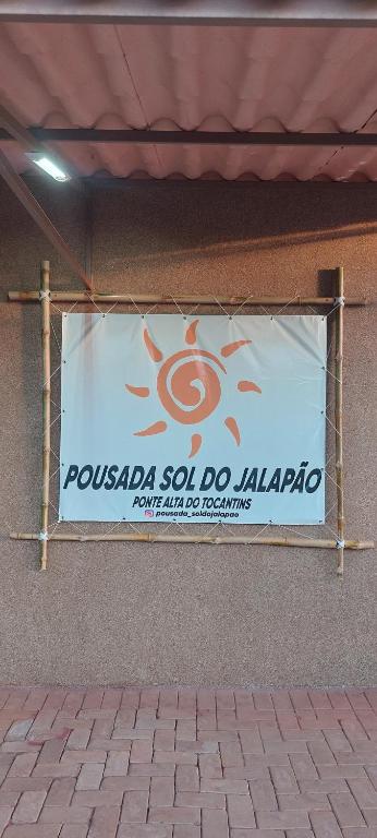 ポンテ・アウタ・ド・トカンティンスにあるPousada Sol do Jalapãoの建物の側面に旗が掲げられている