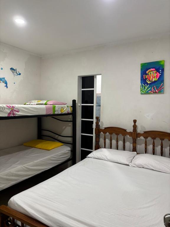 ein Schlafzimmer mit zwei Etagenbetten und einem Fenster in der Unterkunft Hospedaje Casa Taganga in Taganga