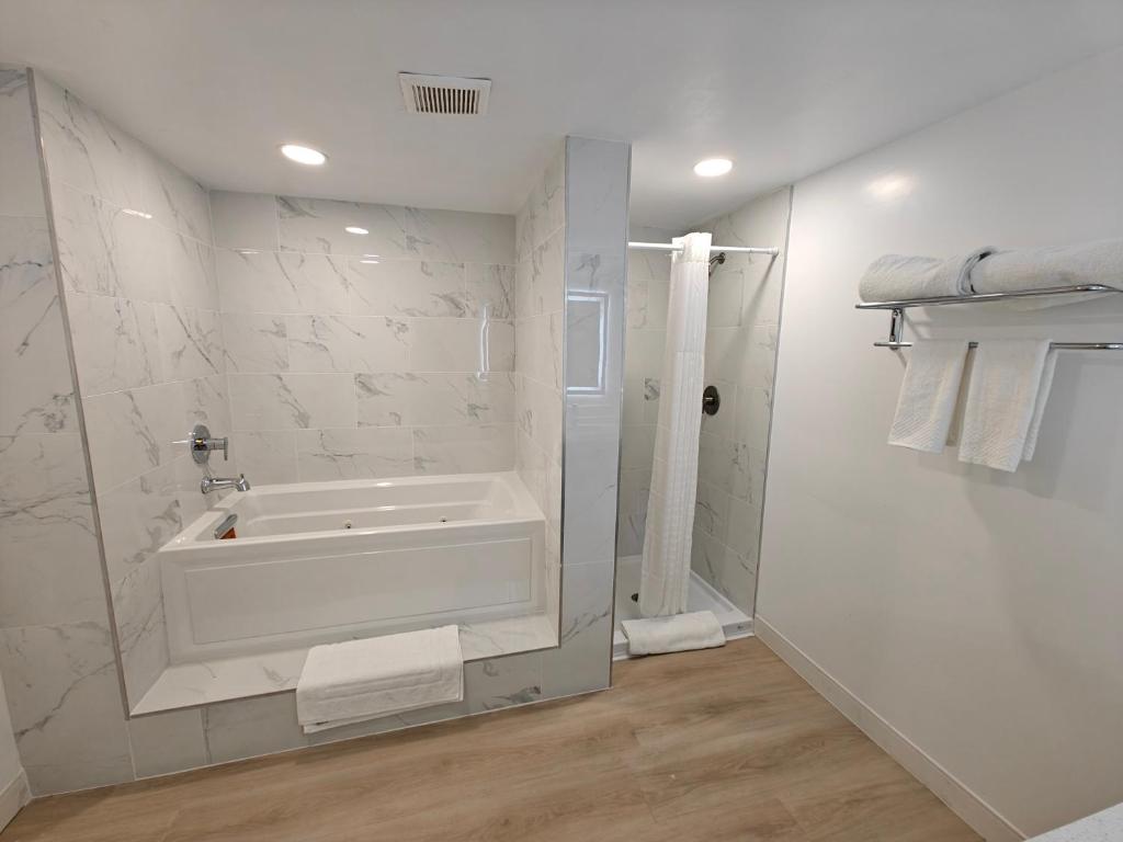 Casa Blanca Inn and Suites - Suite Queen Con Bañera De Hidromasaje