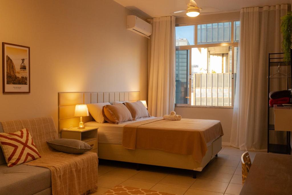 una camera con letto, finestra e divano di 360 Centro Metrô Uruguaiana By SUHCasa a Rio de Janeiro