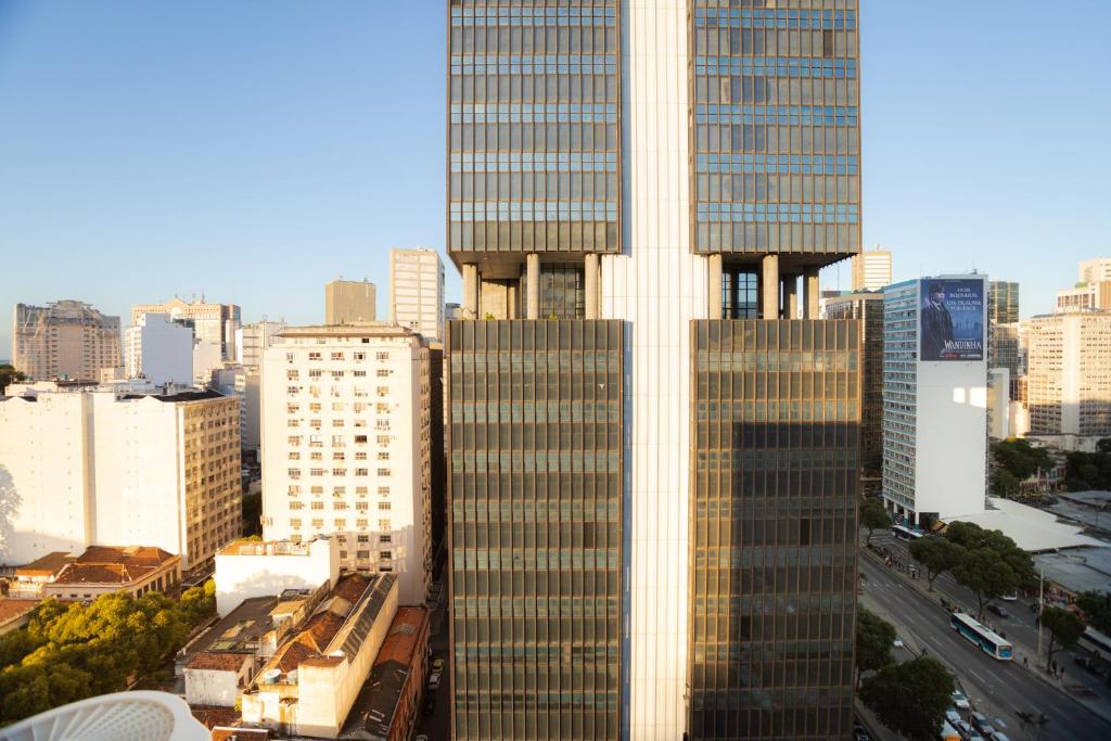 Blick auf die Skyline der Stadt mit hohen Gebäuden in der Unterkunft 360 Centro Metrô Uruguaiana By SUHCasa in Rio de Janeiro