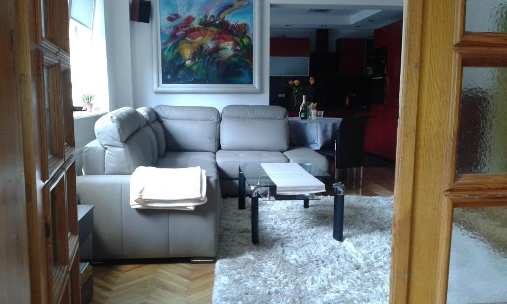 un soggiorno con divano e tavolo di Apartment Mestwina a Gdynia