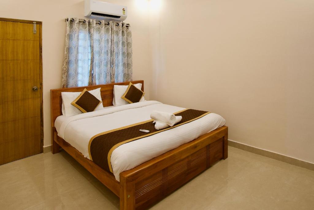 TrueLife Presidential Suites - 3BHK Luxurious AC Apartments - Modular Kitchen, RO water system, Microwave - Super fast WiFi, 55 Smart TV, 250 Airtel Channels - 3 bathrooms - Parking - Nearby PS4, A2B pure veg restaurants - Top service with lots of love photo