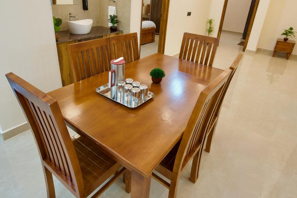 TrueLife Presidential Suites - 3BHK Luxurious AC Apartments - Modular Kitchen, RO water system, Microwave - Super fast WiFi, 55 Smart TV, 250 Airtel Channels - 3 bathrooms - Parking - Nearby PS4, A2B pure veg restaurants - Top service with lots of love photo