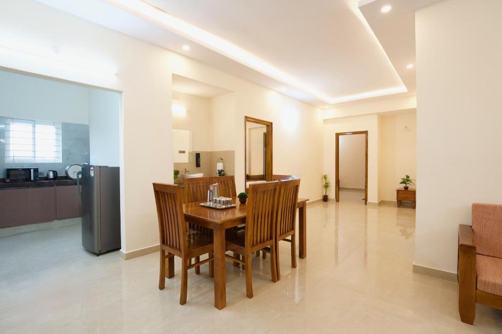 TrueLife Presidential Suites - 3BHK Luxurious AC Apartments - Modular Kitchen, RO water system, Microwave - Super fast WiFi, 55 Smart TV, 250 Airtel Channels - 3 bathrooms - Parking - Nearby PS4, A2B pure veg restaurants - Top service with lots of love photo