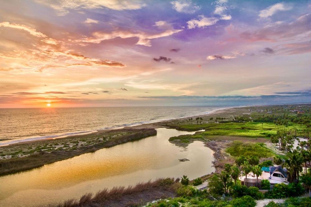 トドス・サントスにあるAlegria Suites at La Poza Beachの夕日の海の空の景色