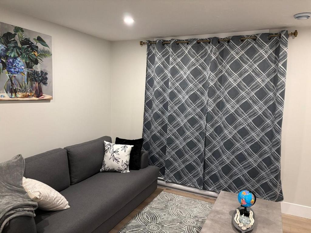 Χώρος καθιστικού στο Urban Oasis -Your Private Spotless Suite