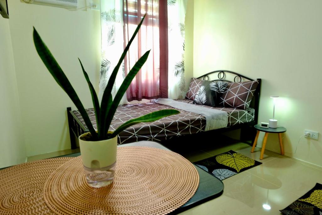 Postel nebo postele na pokoji v ubytování Cecils Cubao Cozy Escape