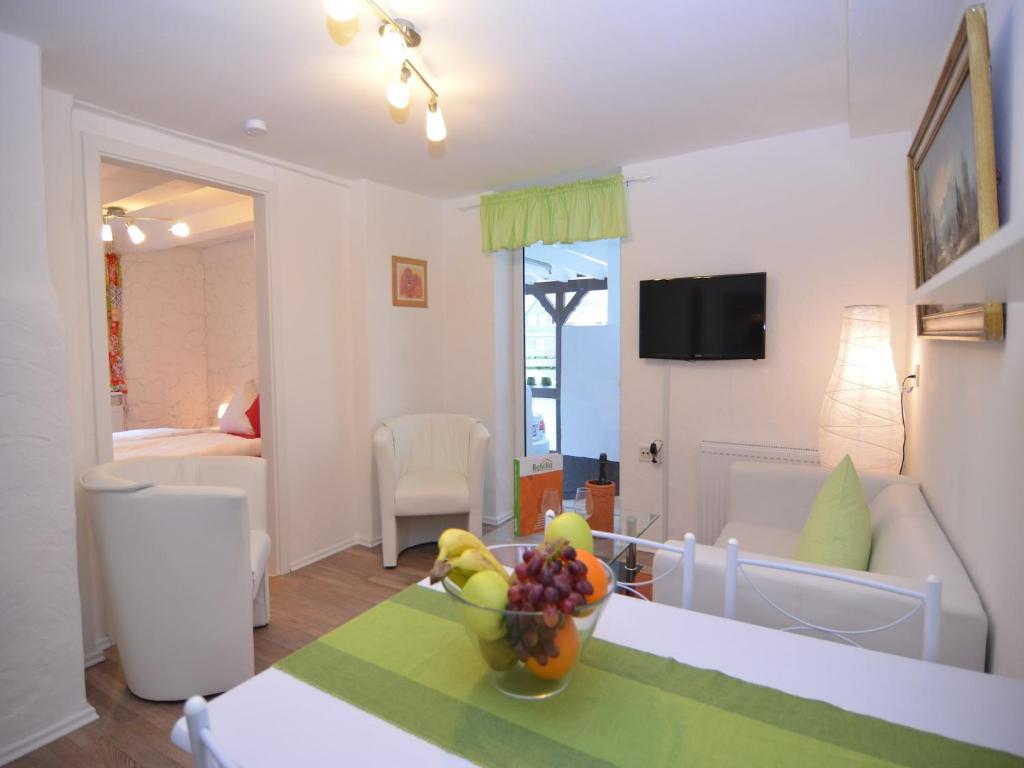 ein Wohnzimmer mit einer Obstschale auf einem Tisch in der Unterkunft Panoramic Stay, Schmallenberg in Schmallenberg