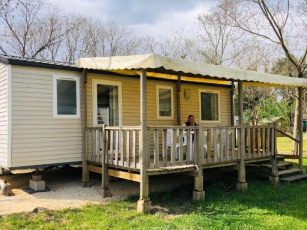 Το κτήριο όπου στεγάζεται  το κάμπινγκ