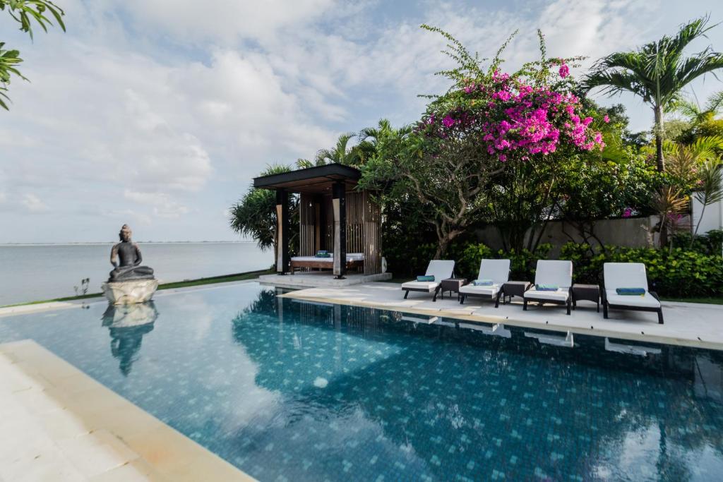 Bazén v ubytování Villa By The Sea with private swimming pool in Benoa - Nusa Dua nebo v jeho okolí