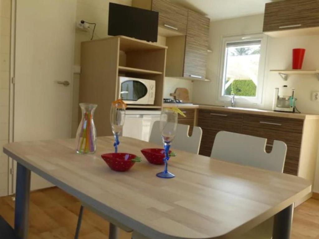 Kuchyň nebo kuchyňský kout v ubytování Mobil home confortable avec terrasse à Notre-Dame-de-Monts - API-1-52-516