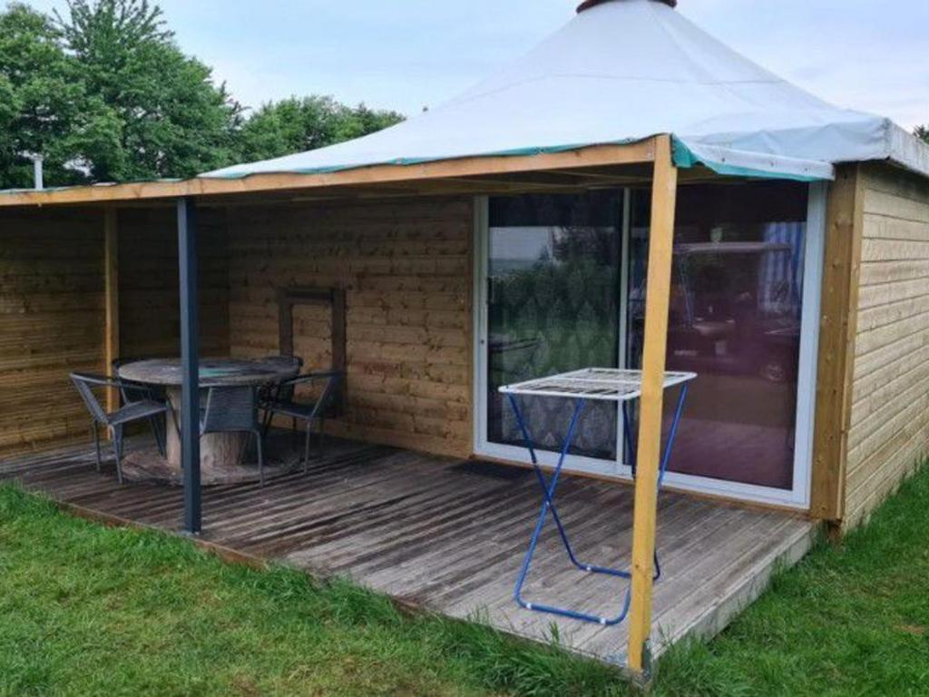 ein Pavillon mit einem Tisch auf einer Terrasse in der Unterkunft Chalet 2 chambres avec terrasse aux Grandes-Ventes - API-1-52-534 in Les Grandes-Ventes
