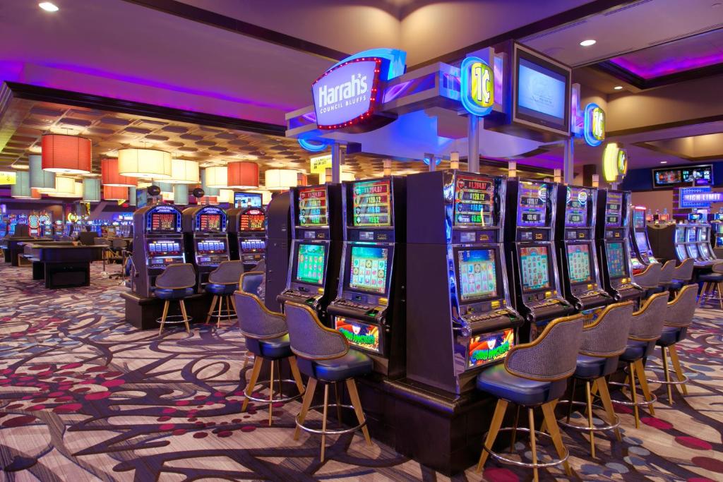 eine Reihe von Spielautomaten in einem Casino in der Unterkunft Harrah&#39;s Casino &amp; Hotel Council Bluffs in Council Bluffs