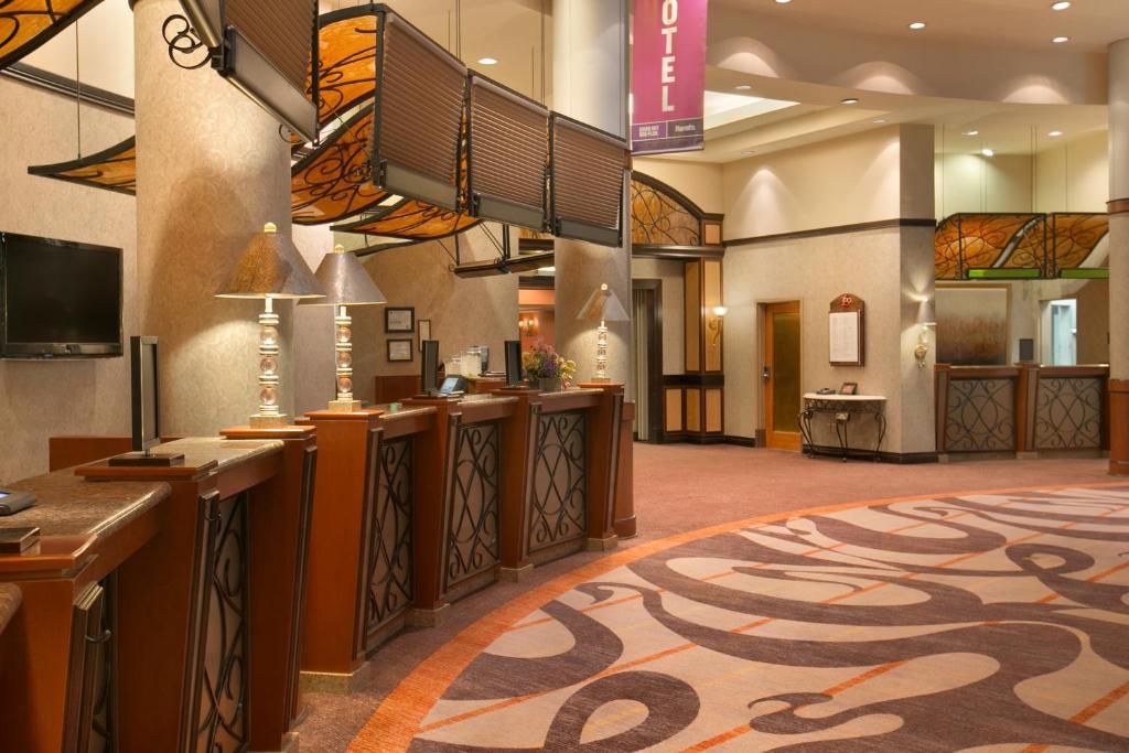 eine Lobby eines Hotels mit einem großen Teppich in der Unterkunft Harrah&#39;s Casino &amp; Hotel Council Bluffs in Council Bluffs
