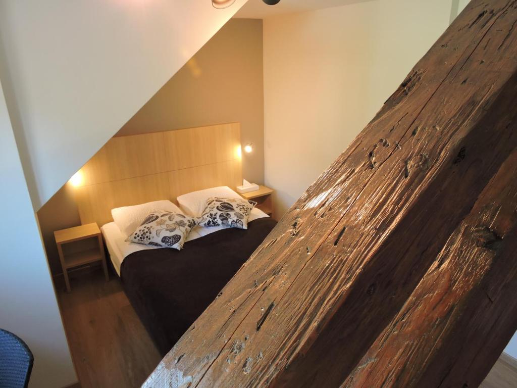 - une chambre avec un lit et deux oreillers dans l'établissement Auberge Communale de St-Légier, à Vevey