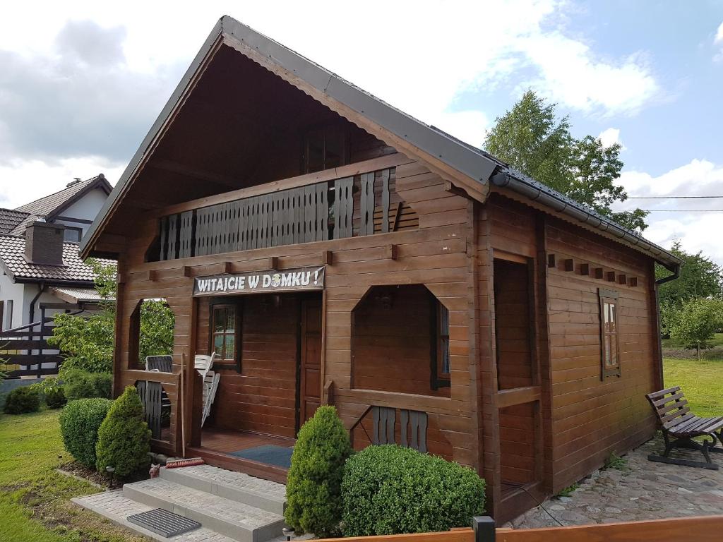 un piccolo edificio in legno con un cartello sopra di Mazur House Bogaczewo a Bogaczewo