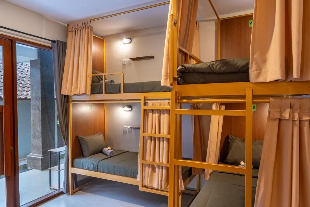 een kamer met stapelbedden in een hostel bij Pondok Tis Bisma in Ubud