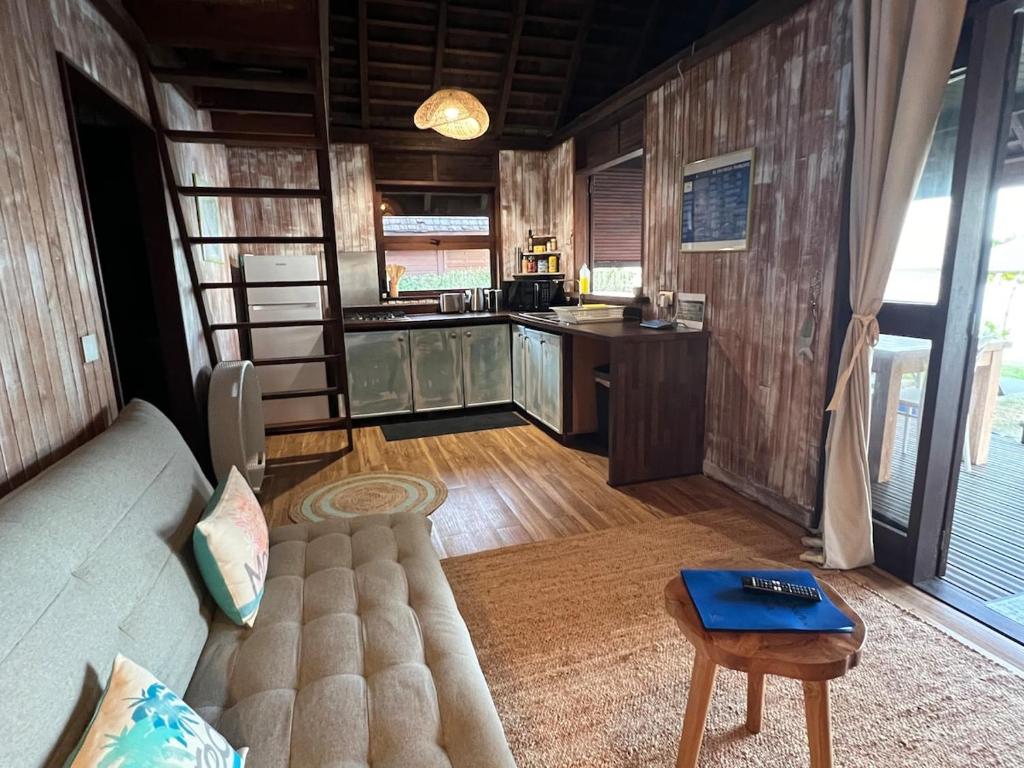 Η κουζίνα ή μικρή κουζίνα στο Bungalow Plage Boullaire-Moorea Dolphin Lodge