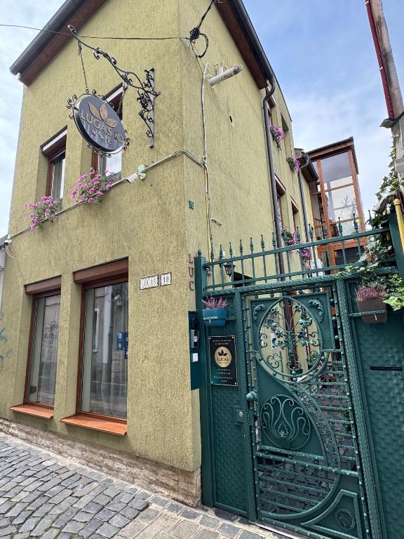 Lucas 10 Apartments - Resim 3