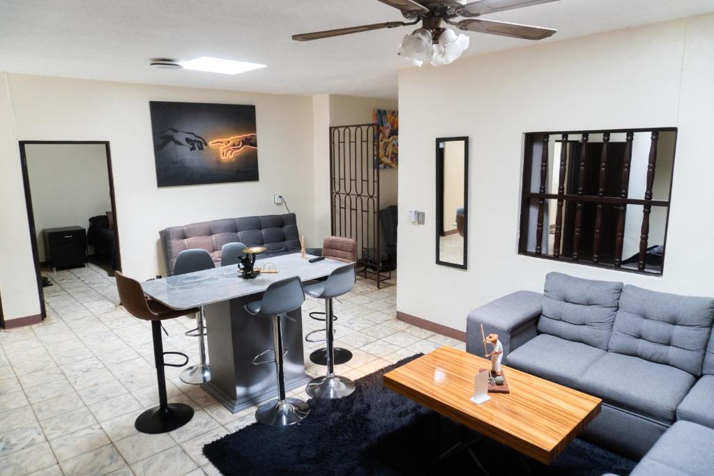 a living room with a couch and a table at Casa-Alojamiento Tierra Roja zona centro in Arandas