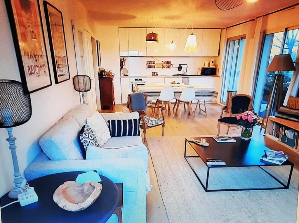 Ruang duduk di Chambre privée avec balcon et parking gratuit Anglet Bayonne