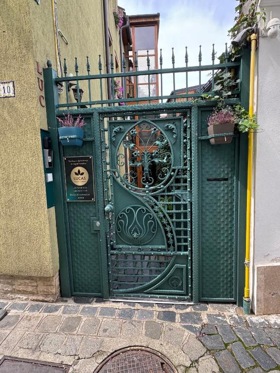 Lucas 10 Apartments - Resim 5