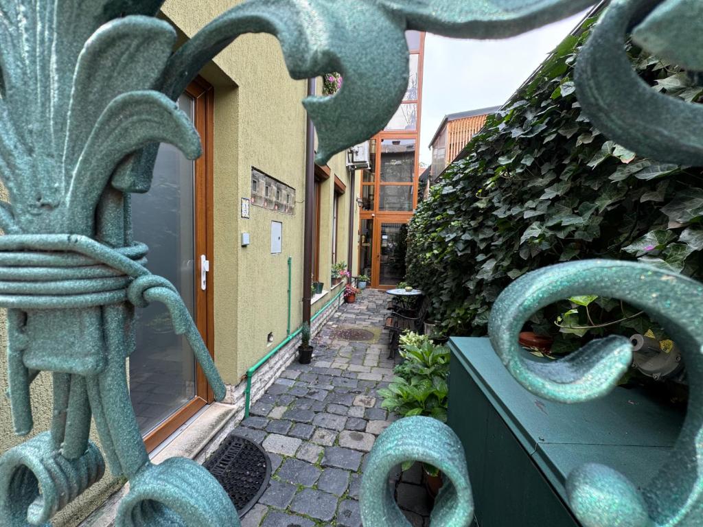 Lucas 10 Apartments - Resim 6