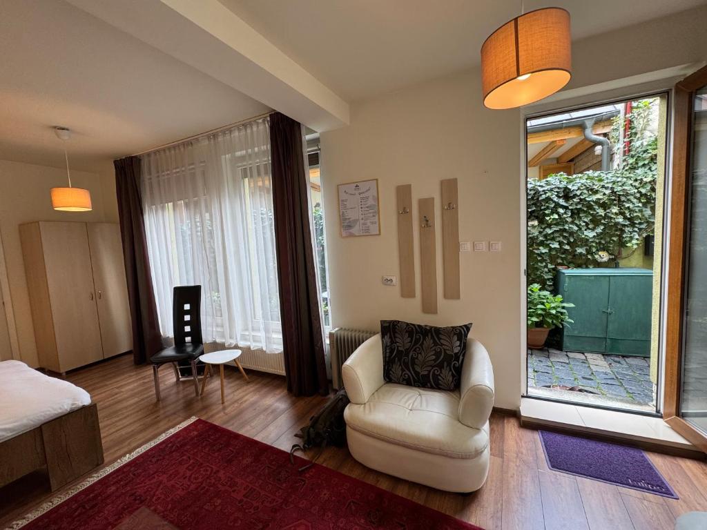 Lucas 10 Apartments - Resim 15
