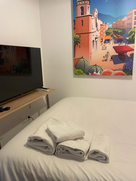 una stanza con un letto con asciugamani sopra di Stade Mayol a Tolone