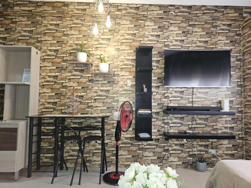 TV/trung tâm giải trí tại Valley Golf Condominium Staycation