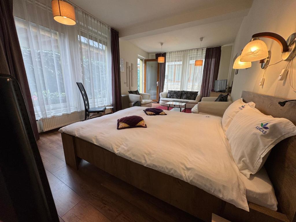 Lucas 10 Apartments - Resim 16