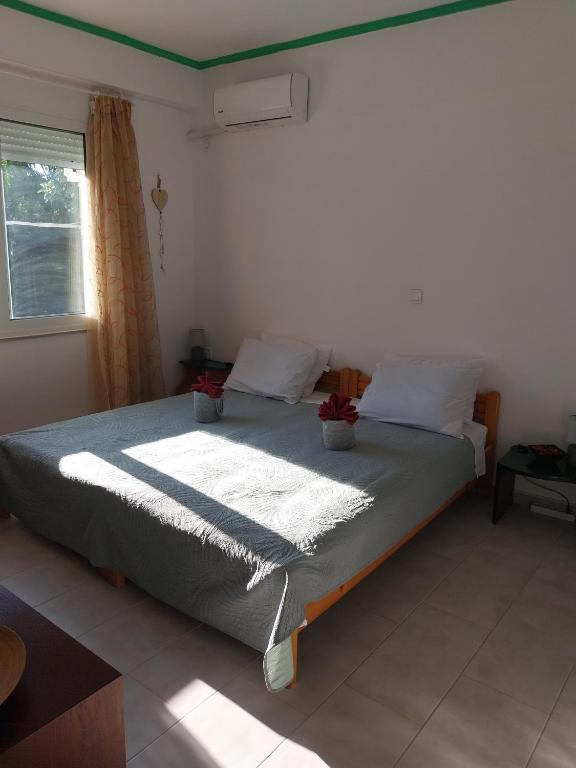 Un dormitorio con una cama grande en una habitación. en Green Living, en Mytilini