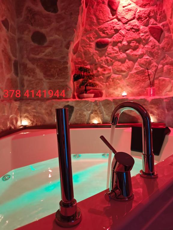 een badkamer met een wastafel en een ligbad bij Elysia Luxury Room in Brindisi