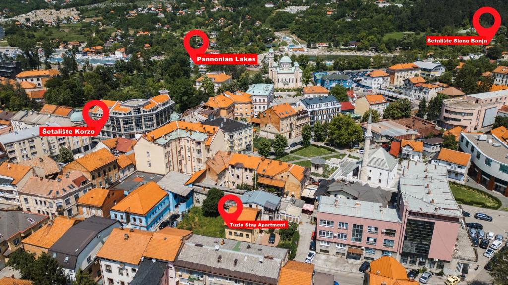 トゥズラにあるTuzla Stay Apartmentの赤いポインターが表示された都市の航空写真