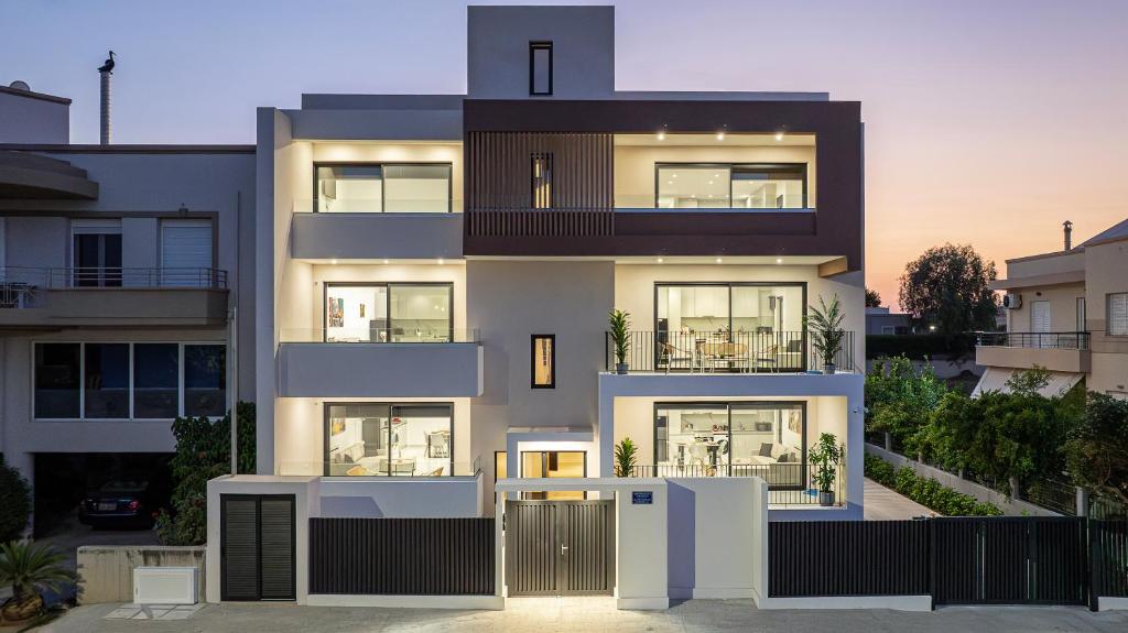Un gran edificio blanco con muchas ventanas. en Icon Luxury Apartments, en (( Kermetés ))